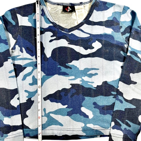 No Boundaries VINTAGE size medium shades of blue camo Vneck,crop top shirt - Picture 6 of 8